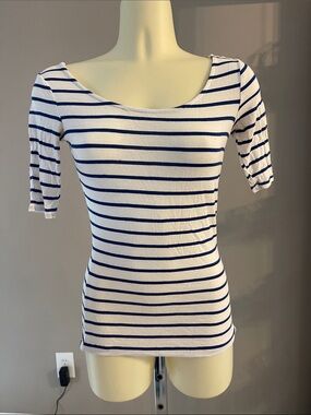 Wet Seal Women’s Navy Stripe Scoop Neck Top  EUC